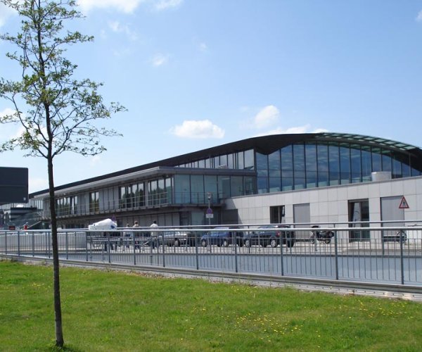 As nossas obras: Aeroporto de Dortmund | Granito Branco Micaela, Granito Negro Angola