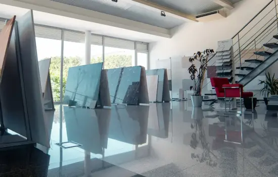 Aplicação da Pedra Natural na Construção Civil | Imagem de capa de showroom com chapas de diferentes tipos de pedra e acabamentos
