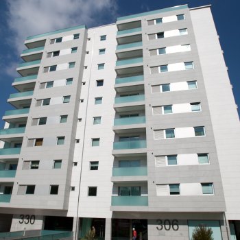 As nossas obras: Edifício Santa Luzia | Granito Branco Micaela, Granito Amarelo Vila Real, Mármore Branco Ibiza, Mármore Branco Macedónia