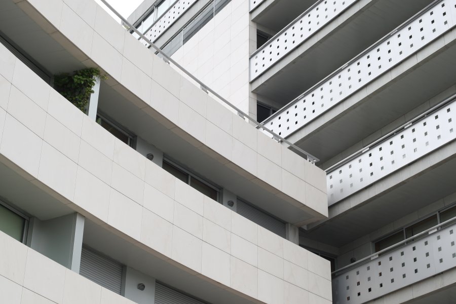 Naturally beautiful and available in different colors and patterns, the limestone shade allows for a harmonious framing in any type of environment.